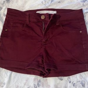 Wine red short shorts